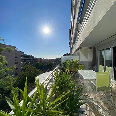 3 Pieces Avec Grande Terrasse Апартаменты *